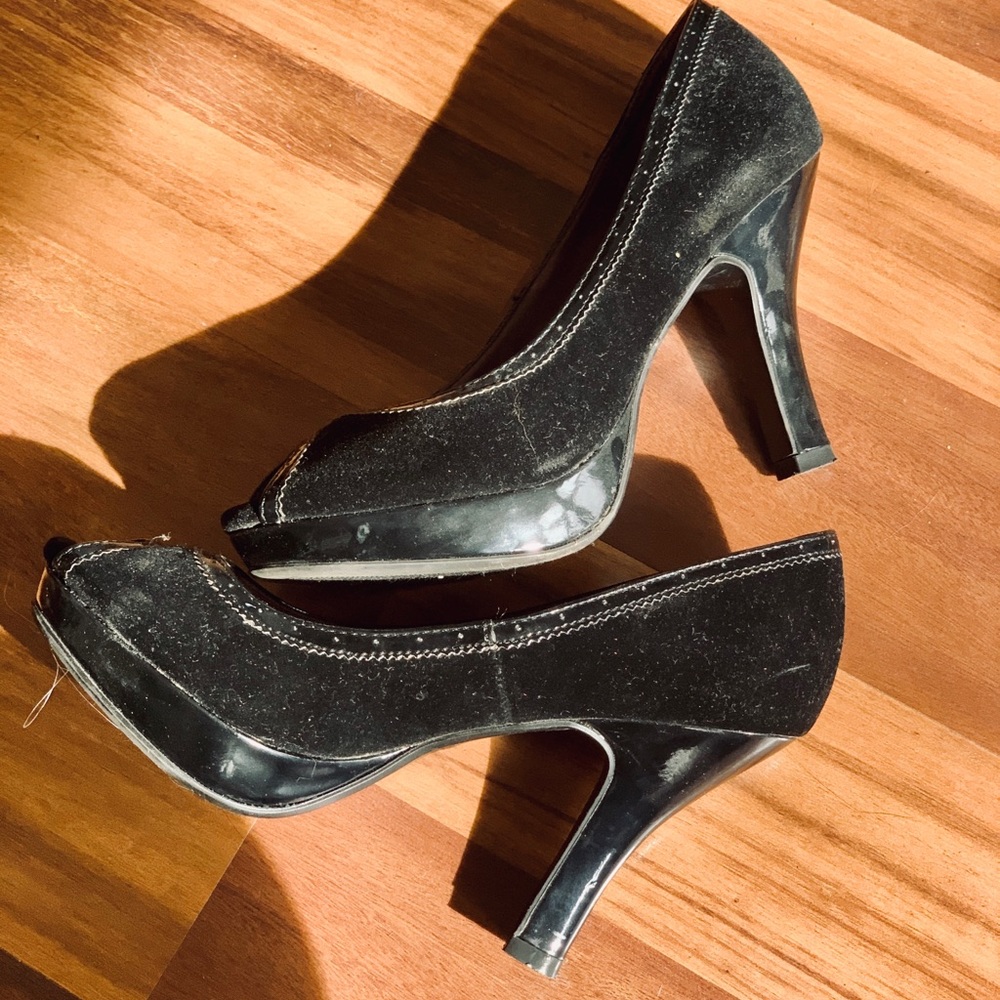 Comfy black velvet pumps! Size 6